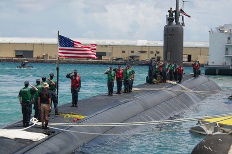 Us Submarines, Navy Submarine, Us Navy Submarines, Nuclear Submarine, Life Under The Sea, Row Boats, Cabin Cruiser, Army Rangers, Navy Sailor