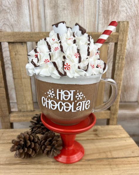 Hot Chocolate Centerpiece, Mug Toppers Diy, Diy Coffee Scented Candle, Cafeteria Decorations, Comfort Drinks, Chocolate Centerpieces, Peppermint Decor, Mug Toppers, Christmas Food Ideas