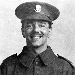 Dulce Et Decorum Est, Rupert Brooke, Wilfred Owen, Man In Uniform, People Of Interest, Book Writer, Military Service, British Army, Old Stuff