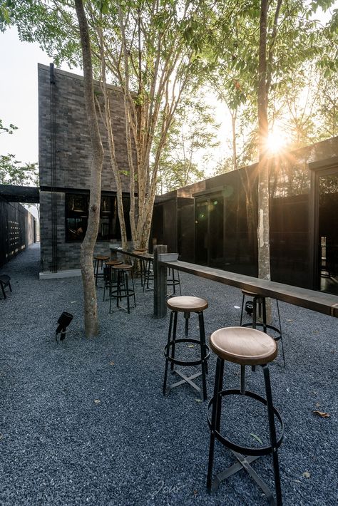 Open Cafe Outdoor Design, Outdoor Cafe Design, Outdoor Coffee Shop, Industrial Coffee Shop, Coffee Outdoor, Burger Stand, Cafe Exterior, Industrial Cafe, Outdoor Restaurant Design