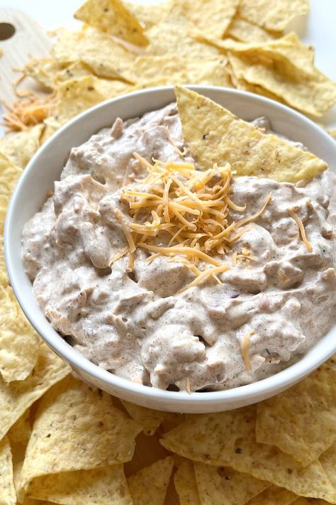 This creamy 4 ingredient boat dip recipe is a quick and easy snack for summer boat trips, pool days, and camping trips! Beach Dip Recipes, Easy Boat Snack Ideas, Boating Food Ideas Summer, Easy Boat Snacks, Boat Dip Recipe, Boat Dip, Easy Dips To Make, Creamy Crab Dip, Easy Boat