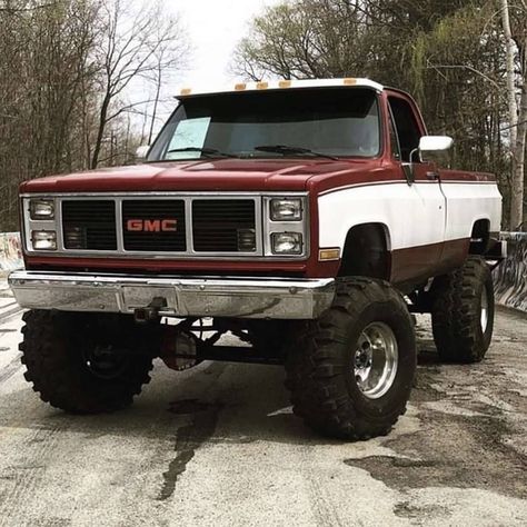 Old Lifted Red and White Classic GMC Truck. Squarebody old GMC truck with modifications. Inspiration ideas for DYI restoration projects.#oldtruck #oldtrucks #classicgmctrucks #squarebodygmc #classictrucks Best Pickup Truck, Classic Gmc, Truck Storage, Lifted Chevy Trucks, Lifted Chevy, Old Pickup Trucks, Jacked Up Trucks, Classic Pickup Trucks, Jeep 4x4