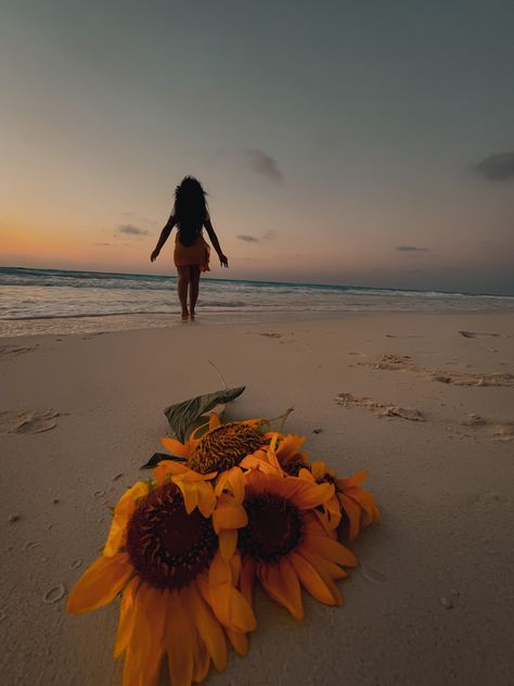 Beach Yellow, Sunflower Girl, Yellow Sea, Birthday Inspo, Birthday Shoot, Sunflower Bouquets, Beach Maternity, Beach Shoot, Sea Birthday