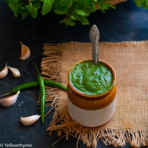 Indian Mint Chutney, Indian Tapas, Homemade Chutney, Coriander Sauce, Chutney Chicken, Green Chutney Recipe, Mint Chutney, Homemade Sandwich, Quick Salads