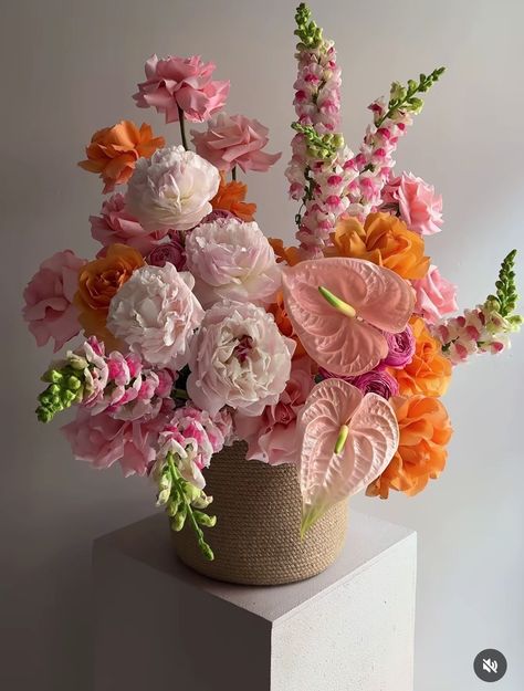 siciliaflowers Orange And Pink Wedding, Pink Flower Arrangements, Yellow Bouquets, Diy Arrangements, Boquette Flowers, Flower Therapy, Beautiful Bouquet Of Flowers, Beautiful Flower Arrangements, Luxury Flowers