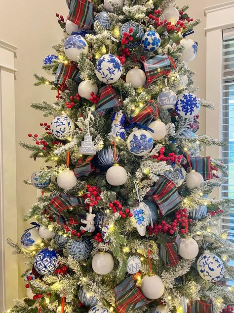 Patriotic Christmas Tree, Lights For Christmas, Chinoiserie Christmas, Southern Christmas, Blue Christmas Decor, Patriotic Christmas, Blue Christmas Tree, Tartan Christmas, Christmas Themes Decorations