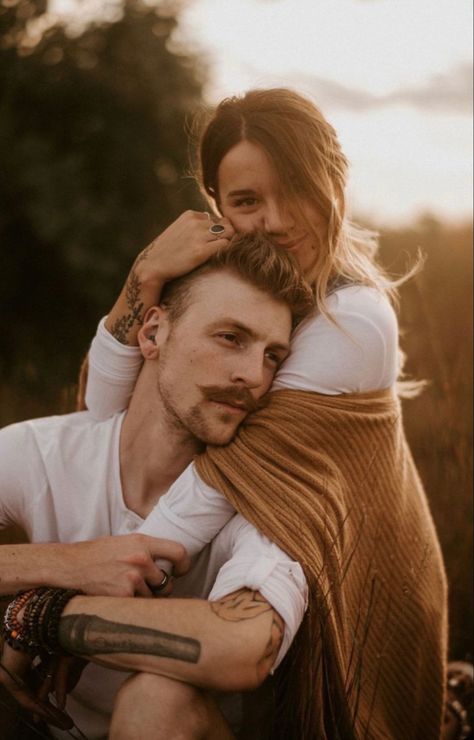 Portret Feminin, Shooting Couple, Engagement Pictures Poses, Shotting Photo, Photographie Portrait Inspiration, 사진 촬영 포즈, Couple Picture Poses, Foto Tips, Engagement Photo Poses