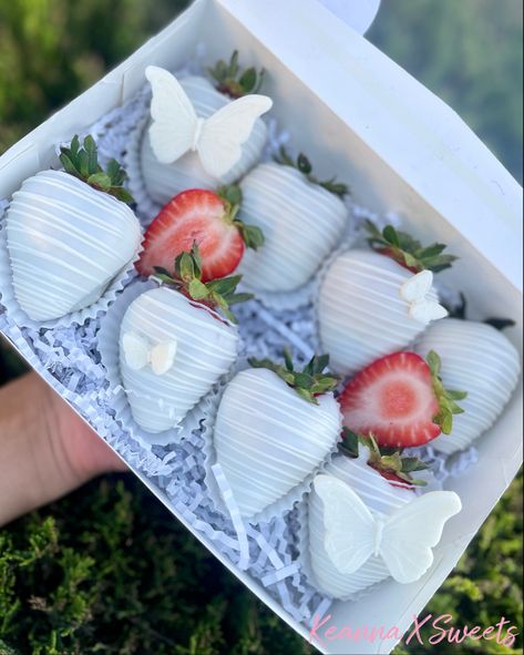 White Strawberries Chocolate, Chocolate Covered Strawberries White, Chocolate Covered Strawberries For Him, Chocolate Covered Strawberries Birthday, Chocolate Covered Strawberries Designs, Treat Boxes Ideas Sweets, Birthday Chocolate Covered Strawberries, Birthday Strawberries, Strawberry Business