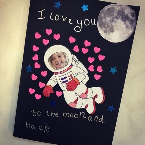 Space Themed Valentines, Mothers Day Crafts Preschool, Flower Wall Hanging Decor, Kids Fathers Day Crafts, Diy Paper Wall Hanging, Room Hanging Decor, Valentine Card Crafts, Diy Father's Day Crafts, Dad Crafts