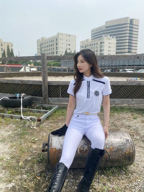 Horse Rider Outfit, Rider Outfit, Wattpad Girl, Steampunk Fashion Women, Ulzzang Aesthetic, Flat Riding Boots, Horse Riding Outfit, Equestrian Aesthetic, Riding Boots Fashion