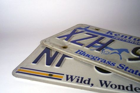 Old license plates can be used to make garden art License Plate Repurposed, How To Cut Metal, License Plates Diy, License Plate Crafts, How To Build Abs, Cool License Plates, Old License Plates, Licence Plates, License Plate Art