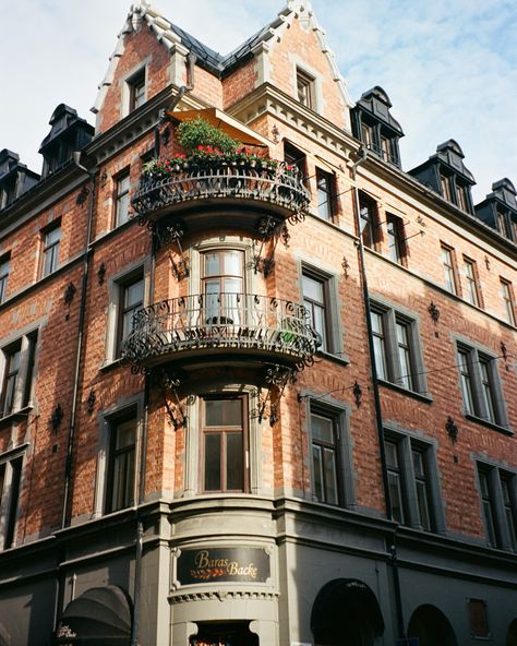 sceneries of stockholm 🚲 #35mm Stockholm Architecture, Copenhagen Apartment, Swedish Apartment, Old Apartments, Apartment Building, Stockholm, Copenhagen, Sweden, Apartment