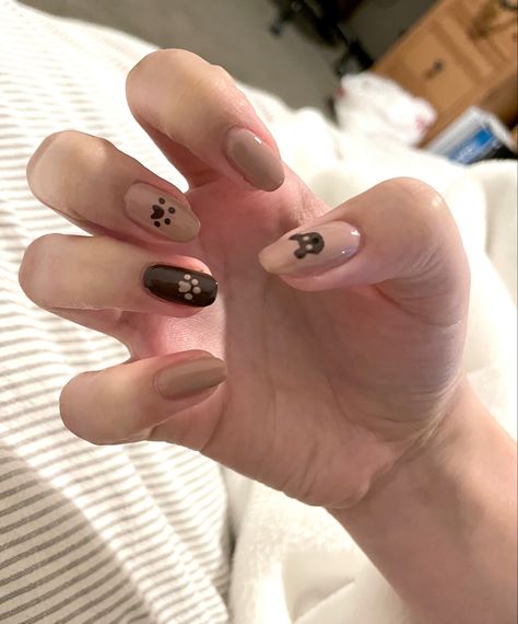 Cute And Simple Nail Designs To Do At Home, Bear Paw Nails, Dog Nail Art Simple, Bear Paw Nail Art, Brown And Pink Short Nails, Nail Designs Paw Print, Cat Paw Print Nails, Teddy Bear Nails Short, Nails With Paws