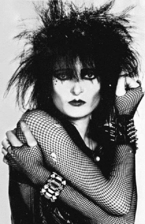 The Godmother of Goth: 40 Vintage Photos That Show the Classic Goth Look of Siouxsie Sioux From Late-1970s British Punk ~ vintage everyday 80s Aesthetic Goth, New Wave Goth, Punks 70s, Zwilling Tattoo, Textiles Ideas, Punk Mode, Cultura Punk, Poses Modelo, Alternative Subcultures