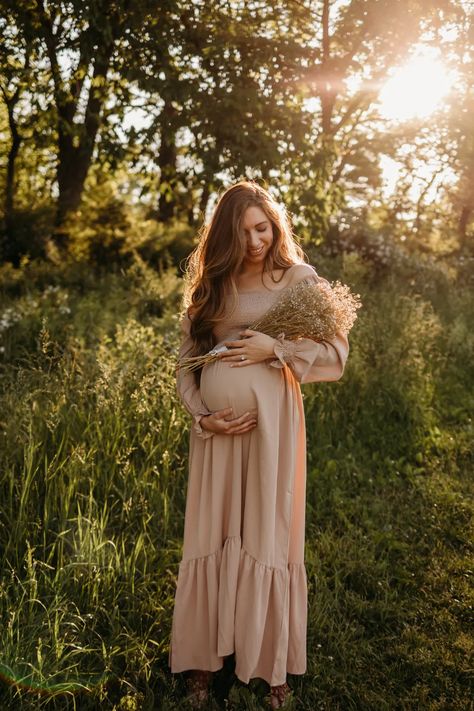 What to Wear For Maternity Photos | Our Golden Hour Session, Maternity Photo Outfit Inspiration, Maternity Photo Theme Ideas, Outdoor Maternity Photos, Boho Flowy Dress Maternity Photos, Simple Maternity Photoshoot Boho Maternity Photoshoot, Maternity Photo Dresses, Sunflower Field Photoshoot, Maternity Shoot Dresses, Boho Maternity Photos, Summer Maternity Photos, Fall Maternity Outfits, Outdoor Maternity Photos, Maternity Photo Outfits