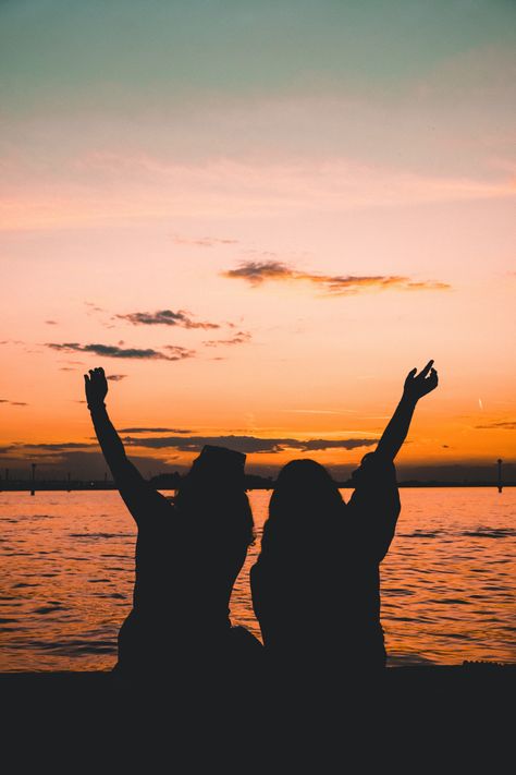 Beach Sunset Friends Aesthetic, Hang Out Friends Aesthetic, Friends Sunset Aesthetic, Friends Vision Board Pictures, Supportive Friends Aesthetic, Hanging With Friends Aesthetic, Friend Asthetic Picture, Friends Astethic, Friends Hanging Out Aesthetic