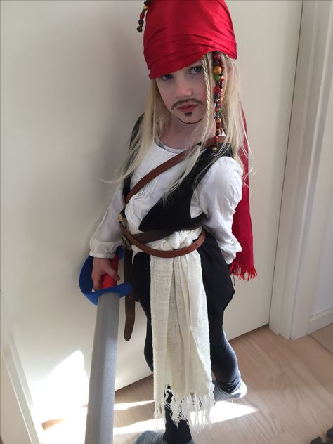 Jack Sparrow diy costume kids Jack Sparrow Costume Diy, Diy Jack Sparrow Costume, Jack Sparrow Costume, Pirate Costume Diy, Diy Couples Costumes, Easy Diy Costumes, Diy Costumes Kids, Diy Costume, Diy Toddler