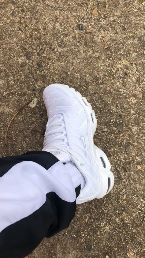 White Tns Outfit Mens, Nike Tn Shoes, Tn Shoes, Air Max Plus Tn, All Nike Shoes, Nike Tn, Air Shoes, Stylish Mens Fashion, Sneakers Heels