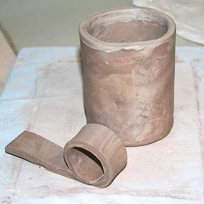 How to Make a Slab-Built Pottery Mug Coil Pots Ideas, Clay Totems, Slab Mug, How To Make Pottery, Clay Throwing, Clay Handles, Altered Pottery, Ceramic Plates Designs, Hand Pottery