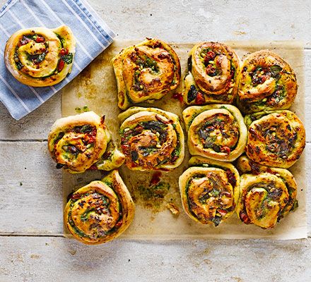 These herby tear-and-share bread rolls have mozzarella and sun-dried tomatoes baked into them - perfect for a picnic or for dipping into soup Tear And Share Bread, Mexikansk Mat, Weight Watcher Desserts, Baked Tomatoes, Savoury Baking, Sun Dried Tomatoes, Picnic Food, Bbc Good Food Recipes, Savory Snacks