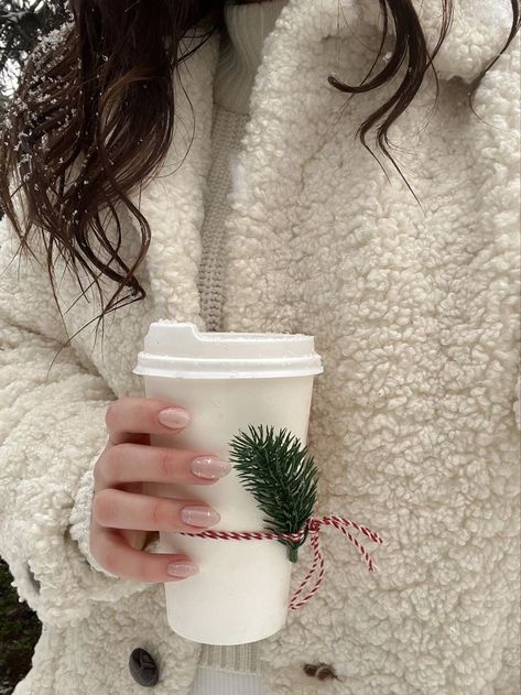 Cream Christmas Aesthetic, Winter Presets, Christmas Dreaming, Skandinavian Fashion, Cute Christmas Wallpaper, Winter Photoshoot, Cosy Christmas, I Love Winter, Winter Photo