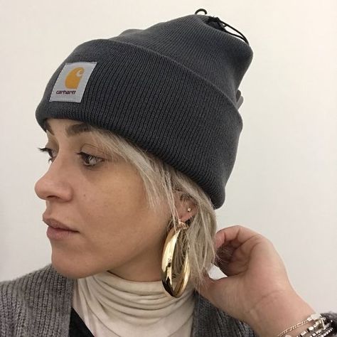 Women With Beanies, Carhartt Beanie Outfit Aesthetic, Black Carhartt Beanie Outfit, Carhartt Cap Outfit, Carhartt Beanie Outfit Men, Beanie With Short Hair, Carhartt Beanie Outfit Women, Beanie Hairstyles For Short Hair, Womens Carhartt Beanie