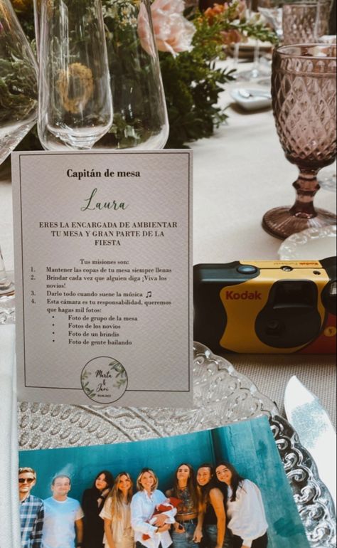 Repartimos cámaras analógicas desechables y nombramos capitanes de mesa❤️ Ideas Para Bodas Originales Decoracion, Boda Original Ideas, Ideas Boda Originales, Middle Earth Wedding, Ideas Casamiento, Wedding Fest, Wedding Bingo, Sakura Wedding, Ideas Bodas