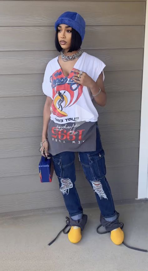 Denim Jeans Outfit Ideas, Graphic Tee Shirt Outfit, Jeans Outfit Ideas, Dressy Clothes, Denim Jeans Outfit, Tee Shirt Outfit, Slay Outfits, Shirt Outfits, Chill Fits