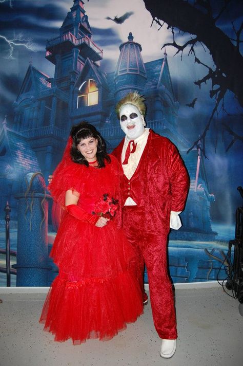 Lydia Deetz & Beetlejuice Halloween Cosplay/Costumes (Wedding Scene). We had fun with this one. Lydia Deetz Beetlejuice, Lydia Deetz Cosplay, Elvis Wedding, Beetlejuice Halloween, Food Costumes, Lydia Deetz, Beetle Juice, Wedding Scene, Wedding Dreams