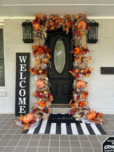 Fall Outside Decor Front Porches, Fall Entryway Decor Outdoor, Thanksgiving Porch Decorations, Fall Door Garland, Thanksgiving Door Decorations, Pumpkin Porch, Door Garland, Pretty Leaves, Fall Front Porch Decor Ideas