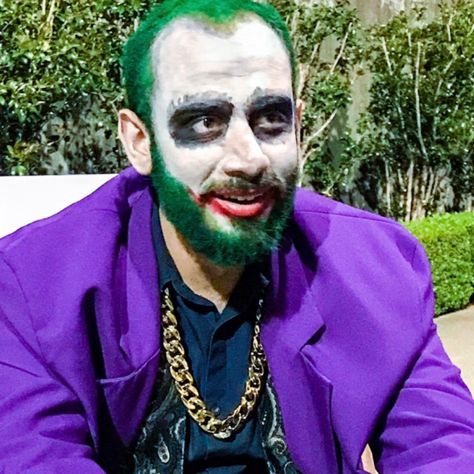 The bearded joker Halloween face paint Halloween Men Beard, Joker Face Paint, Beard Halloween Costumes, Beard Makeup, Halloween Beard, Halloween Face Paint, Joker Halloween, Joker Makeup, Joker Face