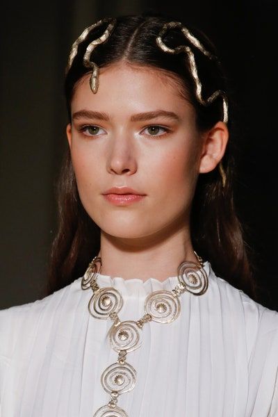 Valentino Spring 2016 Couture Collection - Vogue Valentino Runway, Greece Fashion, 2016 Couture, Valentino Haute Couture, Valentino Couture, High Fashion Jewelry, Couture Accessories, Snake Jewelry, Armani Prive