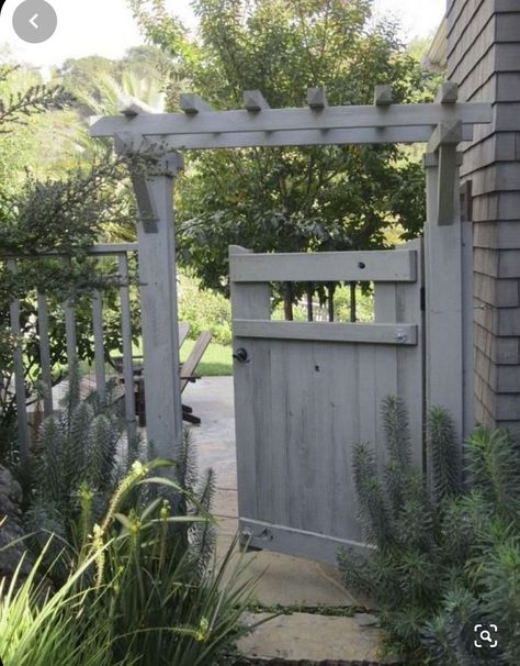 Garden Gates Ideas, Small Garden Fence, Gates Ideas, Diy Garden Landscaping, Garden Gates And Fencing, Garden Gate Design, Wooden Gate, Cottage Garden Design, Garden Arbor