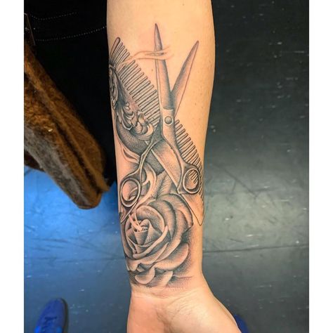 Rose And Scissors Tattoo, Hair Stylist Tattoo Designs, Hairdresser Tattoos, Tattoo Roses, Barber Tattoo, Aaliyah Haughton, Thigh Tattoos, Tat Ideas, Feminine Tattoos