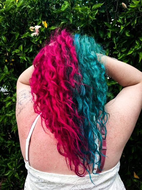 Split Dye Hair Curly, Dye Hair Curly, Blue Split Dye Hair, Blue Split Dye, Split Dye Hair, Half And Half Hair, Split Dye, Dyed Curly Hair, Split Dyed Hair