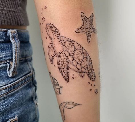 Feminine Octopus Tattoos, Turtle Leg Tattoo, Green Sea Turtle Tattoo, Turtle Tattoos For Women, Ocean Animal Tattoos, Ocean Sleeve Tattoos, Beachy Tattoos, Animal Tattoos For Women, Starfish Tattoo