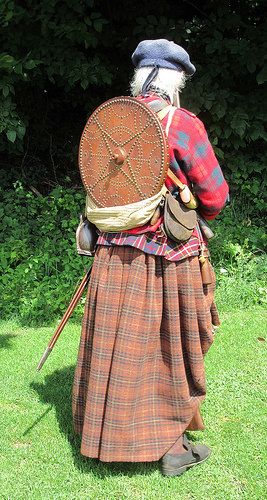 Highlander 1730 Scottish Dress, Celtic Clothing, Scottish Clothing, Scottish Warrior, Scotland History, Kilt Outfits, Scottish Fashion, Scotland Highlands, Men In Kilts