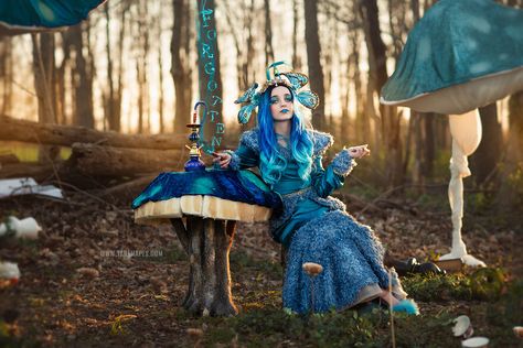 Gothic Alice In Wonderland Costume, Alice In Wonderland Caterpillar Cosplay, Alice In Wonderland Caterpillar Costume Diy, Alice In Wonderland Photoshoot Ideas, Alice In Wonderland Costume Ideas Diy, The Caterpillar Alice In Wonderland, Alice In Wonderland Caterpillar Costume, Alice Caterpillar, Alice Photoshoot