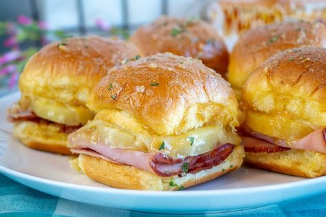 Ham Pineapple Sliders, Ham And Pineapple Sliders, Hawian Roll Sandwiches, Pineapple Sliders, Fresh Pineapple Recipes, Sausage Sliders, Ham And Pineapple, Ham Pineapple, Ham Sliders