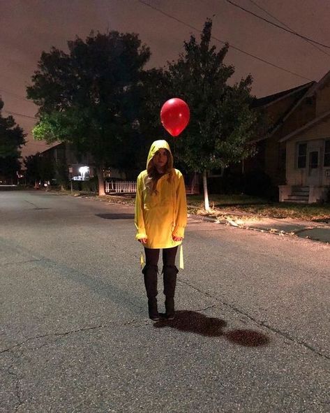 20  Last-Minute Halloween Costume Ideas - Boss Babe Chronicles Halloerrn Costumes Ideas, Georgie It Costume, Halloween Costumes By Yourself, Hollowing Costumes, Georgie Halloween Costume, Costume D’halloween, Pennywise Diy Costume, Halloween Jelmezek, Scary Halloween Ideas