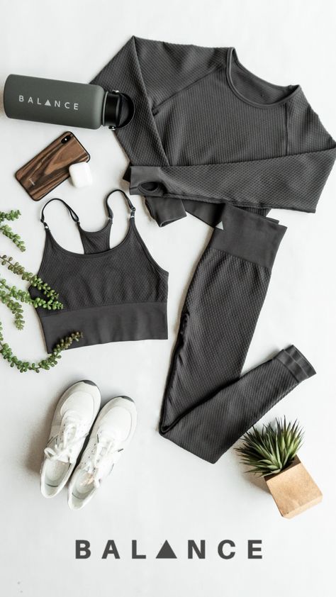 Classy Yoga Outfit, Active Wear Flat Lay, Sportwear Photography, Gym At Home Ideas, Mini Gym At Home, Mini Gym At Home Ideas, Sportwear Outfit, Activewear Photoshoot, Mini Gym