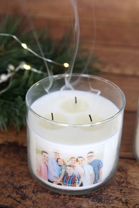 Learn how to make gorgeous personalized candles with your favorite photo on them with an easy packing tape transfer. Easy handmade gift idea only takes about 15 minutes and costs just a few bucks! Photo Candle, Photo Gifts Diy, Cheap Candles, Easy Handmade Gifts, Personalised Gifts Diy, Easy Diy Christmas Gifts, Easy Handmade, Photo Candles, Easy Packing