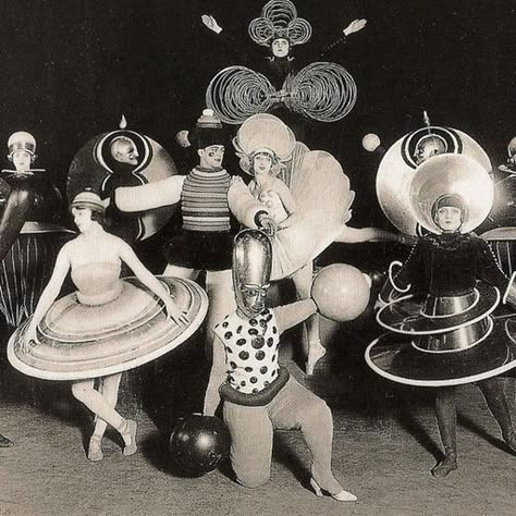 Bauhaus Costume, Bauhaus Ballet, Oscar Schlemmer, Triadic Ballet, Oskar Schlemmer, Female Costumes, Space Costumes, Graphic Design Magazine, Picasso Paintings