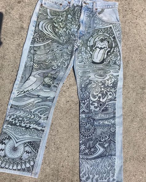 Sharpie On Jeans, Sharpie Pants, Drawing On Jeans Sharpie, Draw On Jeans, Sharpie Jeans, Drawn On Jeans, Painting On T Shirt, Doodle Jeans, Clothes Paint