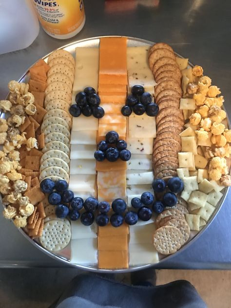 Quick and Easy Pumpkin Snack Tray (made by April Wilson) Easy Jack O Lantern, Cheese And Cracker Platter, Halloween Platter, Cheese And Cracker Tray, Snacks And Appetizers, Meat And Cheese Tray, Pumpkin Snack, Harvest Theme, Potpourri Recipes