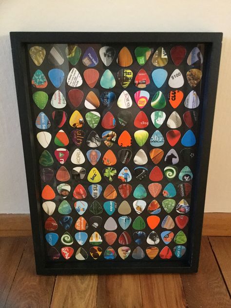 Guitar Pick Art - using old gift/loyalty/credit cards Guitar Pick Art Diy, Guitar Pick Display, Music Interior Design, Guitar Picks Crafts, Guitar Pick Art, Guitar Picks Diy, Music Themed Bedroom, Music Room Design, Home Music Rooms