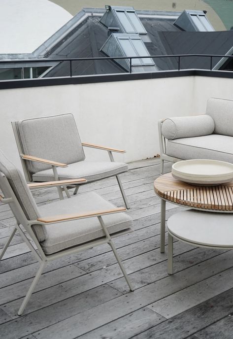 An outdoor terrace with Scandinavian style grey outdoor furniture Mid Century Garage, Prefabricated Architecture, Grey Outdoor Furniture, Brewery Design, Terrace Furniture, Wooden Terrace, Outdoor Terrace, Simple Garden, Cosy Corner