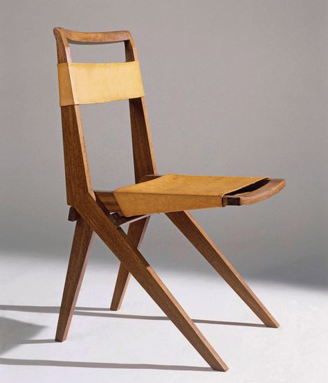 Lina Bo Bardi, foldable chair in wood and leather (1948). Photograph by Nelson Kon. Wooden Folding Chairs, Chair Design Wooden, Chair Design Modern, Foldable Chairs, Folding Chairs, Lawn Chairs, Diy Chair, Into The Woods, Chaise Bar