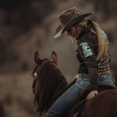 Barrel Racing Aesthetic, Senior Horse Photography, Barrel Racing Photography, Horse Photoshoot Ideas, Equine Photography Poses, Western Horse Riding, Horse Senior Pictures, Horse Photography Poses, Cowboy Photography