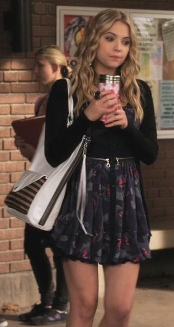 Hanna Pll, Hannah Marin, Pll Style, Pretty Little Liars Hanna, Bohemian Skirts, Pretty Little Liars Outfits, Pll Outfits, Pretty Little Liars Fashion, Pll Fashion